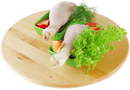 две сырые куриные ножки, куриные ножки, мясо, зелень, овощи, небольшая доска, белый фон, HD обои HD wallpaper
