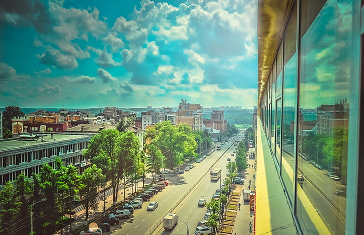 edificio de muro cortina, fotografía aérea de carretera con árboles, edificio, nubes, ciudad, paisaje urbano, Fondo de pantalla HD