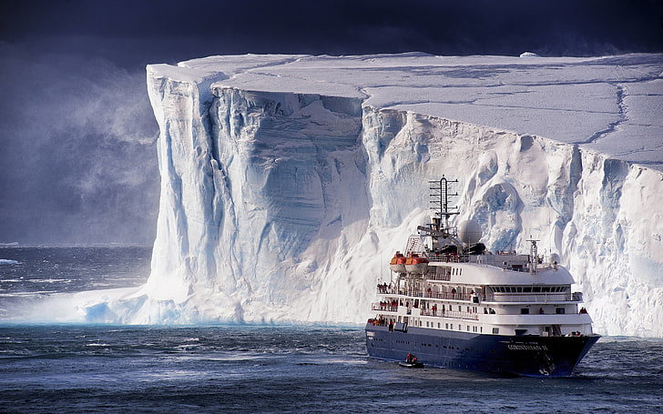 edificio de hormigón blanco y negro, barco, iceberg, mar, Fondo de pantalla HD