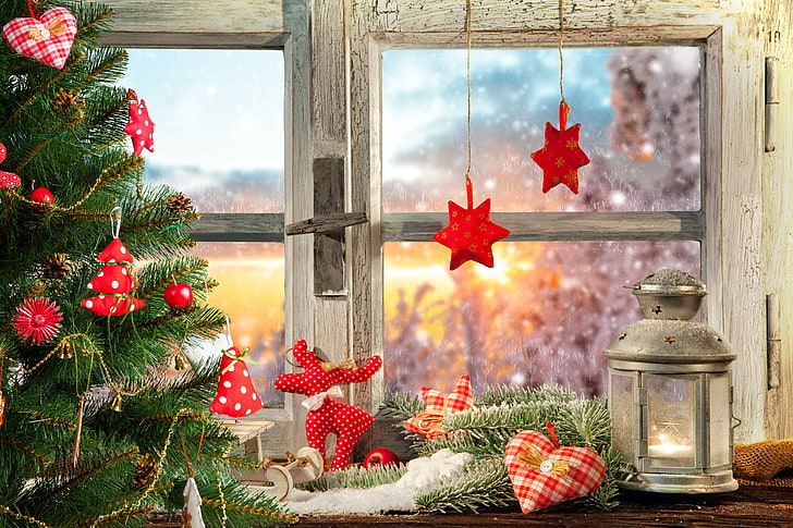 شجرة عيد الميلاد باللونين الأخضر والأحمر ، وزخارف النجمة الحمراء والفولاذ الرمادي والفانوس الزجاجي الشفاف ، والديكور ، والنافذة ، والشجرة فانوس، خلفية HD
