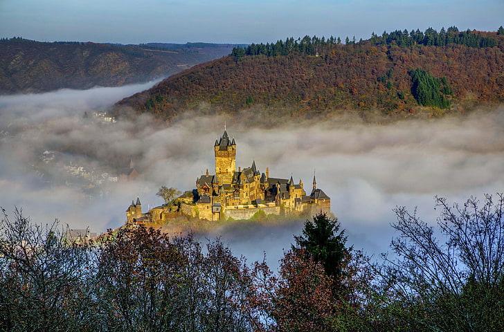 коричневый замок, замок, окруженный облаками, природа, пейзаж, архитектура, замок, туман, холмы, деревья, осень, Германия, лес, башня, дом, город, церковь, HD обои