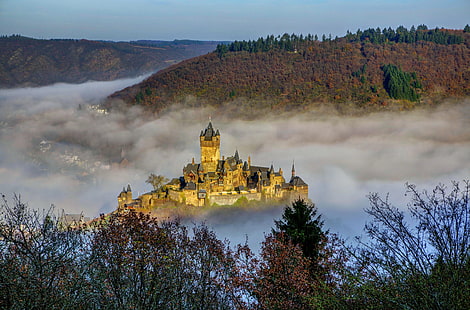 коричневый замок, замок, окруженный облаками, природа, пейзаж, архитектура, замок, туман, холмы, деревья, осень, Германия, лес, башня, дом, город, церковь, HD обои HD wallpaper