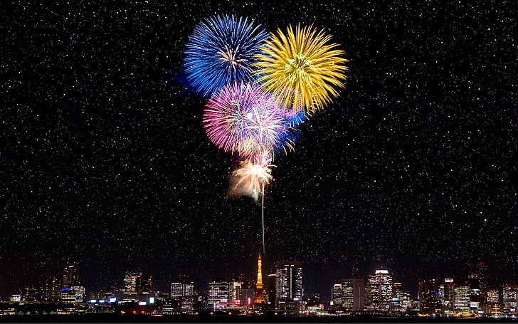 due decorazioni di fiori rossi e blu, fuochi d'artificio, paesaggio urbano, stelle, notte, Giappone, Sfondo HD