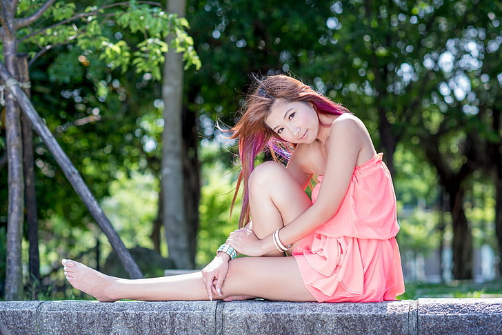 Wu Ni, asiática, mujeres, vestido sin tirantes, vestido rosa, al aire libre, pelirroja, cabello teñido, cabello multicolor, descalzo, Fondo de pantalla HD