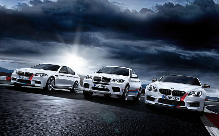 白と黒の2つのフォルクスワーゲンビートルスケールモデル、車、BMW、レーストラック、 HDデスクトップの壁紙
