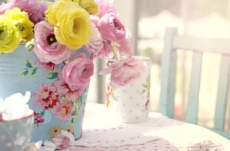rosa und gelbe Rose Bouquet, Ranunkulyus, Blumen, Strauß, Zärtlichkeit, Schreibtisch, HD-Hintergrundbild HD wallpaper