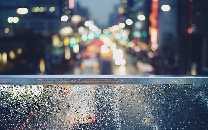 tiro com efeito bokeh, fotografia de luz bokeh de vidro com trilhos de moldura cinza, cidade, gotas de água, paisagem urbana, chuva, janela, varanda, balanço da varanda, rua, iluminação pública, urbano, luzes, HD papel de parede