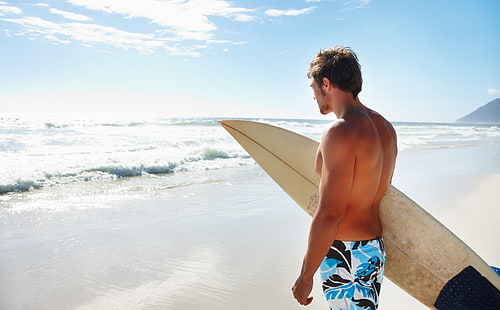 서핑 보드를 가진 남자, 남자의 파란색, 흰색, 검은 색 꽃 보드 반바지, 스포츠, 서핑, 함께, 보드, 서핑, HD 배경 화면 HD wallpaper