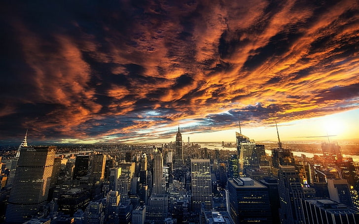 stadsskyskrapor, New York City under molnig himmel, natur, landskap, moln, solnedgång, New York City, stadsbild, skyskrapa, arkitektur, urban, sky, byggnad, HD tapet