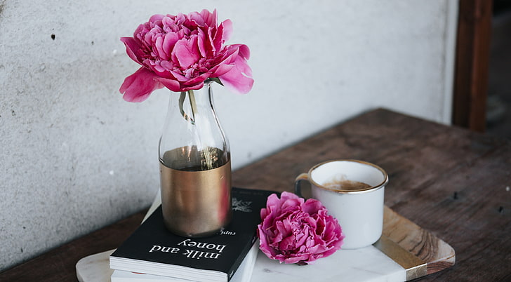 rosa Blumen, Holz, Bücher, Becher, Tisch, Blumen, HD-Hintergrundbild