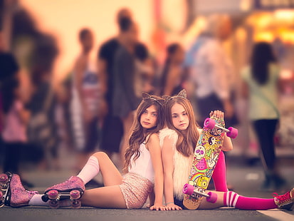 Zwei reizende kleine Mädchen, Kind, Straße, braunes hölzernes longboard, Zwei reizende kleine Mädchen, Kind, Straße, HD-Hintergrundbild HD wallpaper