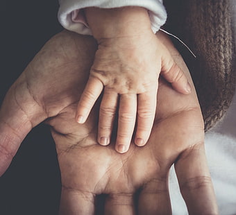 prawa ręka osoby, dziecko, dłoń, dłoń, pielęgnacja, Tapety HD HD wallpaper