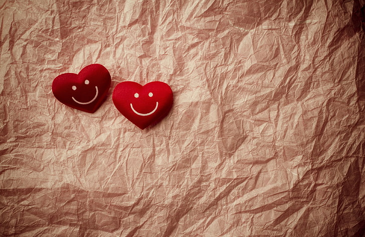 zwei Herz rote Papierausschnitte, Lächeln, Hintergrund, Stimmung, Herz, Herzen, Widescreen, Vollbild, HD Wallpaper, zerknittertes Papier, HD-Hintergrundbild
