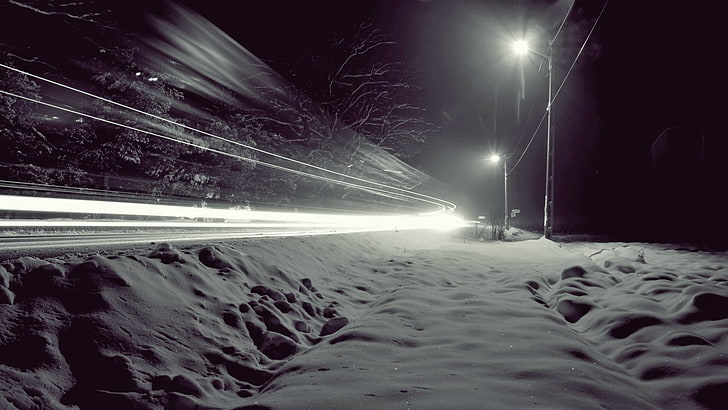 tiang utilitas abu-abu, fotografi timelapse dari jalur yang tertutup salju selama waktu malam, alam, salju, monokrom, paparan panjang, lampu jalan, jalur cahaya, malam, musim dingin, Wallpaper HD