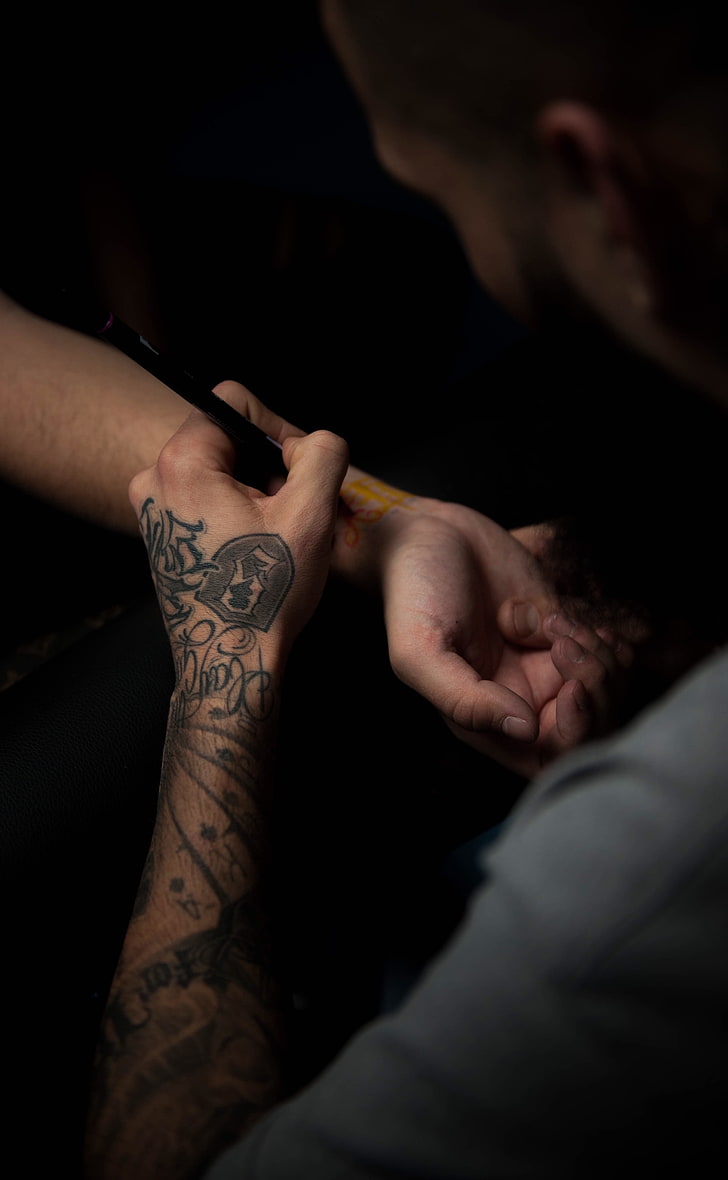 tatuaggio dell'avambraccio, mani, tatuaggio, tatuatore, processo, disegno, tatuatore, tatuatore, Sfondo HD, sfondo telefono