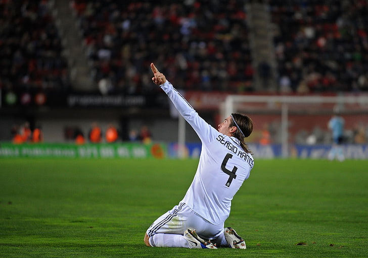 мъжка бяла футболна фланелка с дълги ръкави, истински Мадрид, Серджо Рамос, Роналдо, HD тапет