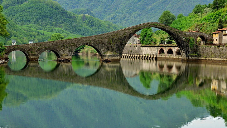 сив бетонен мост, природа, пейзаж, архитектура, Италия, мост, стар мост, арка, дървета, гора, хълмове, стара сграда, вода, езеро, отражение, HD тапет