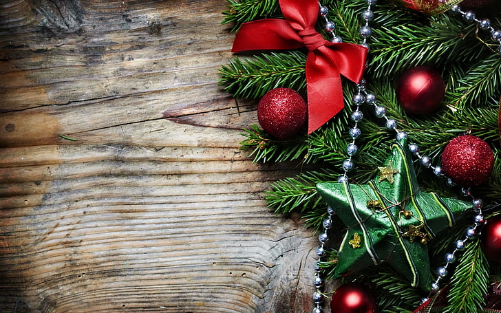 Mehrere rote Christbaumkugeln, Weihnachten, Neujahr, Weihnachtsschmuck, Haarschleifen, Blätter, Holzoberfläche, Seestern, HD-Hintergrundbild