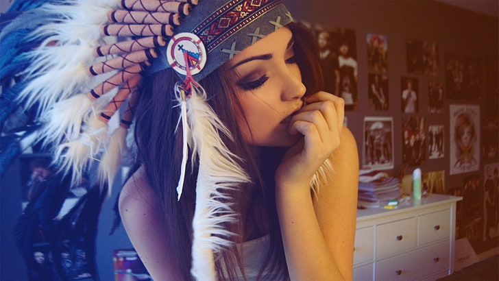 white and black native American hat, brunette, feathers, Melanie Iglesias, headdress, HD wallpaper