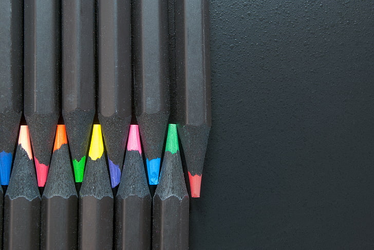 أقلام رصاص متنوعة ، أقلام ملونة ، مبراة ، بساطتها، خلفية HD