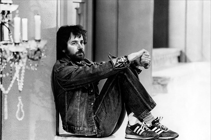 uomini, registi, Steven Spielberg, jeans, monocromatico, celebrità, barbe, seduta, vintage, giacca di jeans, sul pavimento, scarpe da ginnastica, Adidas, guardando lontano, da solo, candele, Sfondo HD
