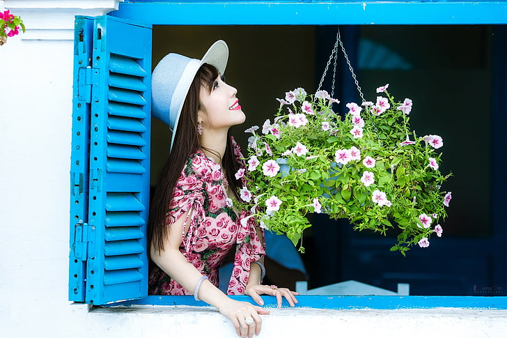 kwiaty, Azjatka, okno, kobiety, modelka, uśmiechnięta, kapelusz, niebieski, Tapety HD