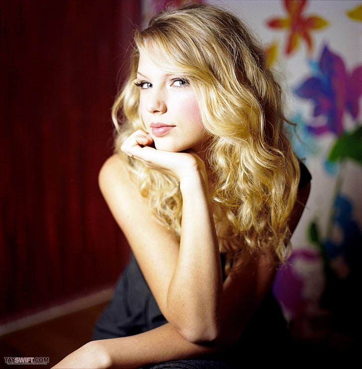 różowo-biała sukienka damska w kwiaty, Taylor Swift, kobiety, piosenkarka, patrząc na widza, blondynka, Tapety HD, tapety na telefon