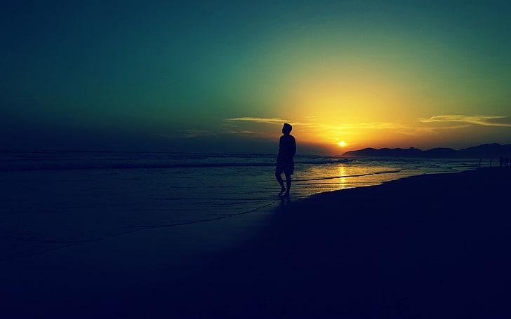 حزين وحده رجل عند غروب الشمس أمواج الشاطئ ، التصوير الفوتوغرافي لرجل يمشي على الشاطئ ، الحب ، الشاطئ ، البحر ، وحده، خلفية HD