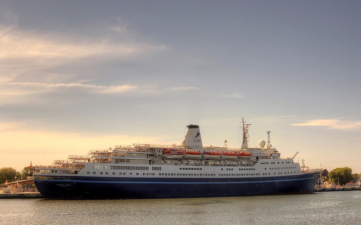 سفينة سياحية بيضاء وزرقاء ، سفينة ، سفينة سياحية ، سماء ، نهر، خلفية HD