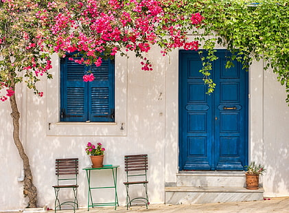 パロス...、青い木製のドア、ヨーロッパ、ギリシャ、旅行、夏、日当たりの良い、花、テーブル、椅子、家、ツリー、写真、午後、花、休暇、パロス、レフケス、bluedoor、bluewindowの花を持つ伝統的なギリシャ語の家、 HDデスクトップの壁紙 HD wallpaper