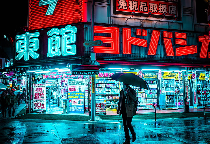 мъж, държащ чадър, разхождащ се по улицата в близост до магазина през нощта, Токио, Япония, дъжд, циан, червен, неонова светлина, неон, градски светлини, мокра улица, ярък, чадър, teemusphoto, HD тапет