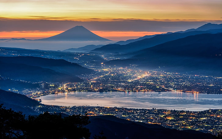 Flygfoto över stad, stad i Japan under natten, natur, landskap, stadsbild, dimma, Japan, berg, moln, Fuji-berget, kväll, stad, hamnar, ljus, dal, hav, HD tapet