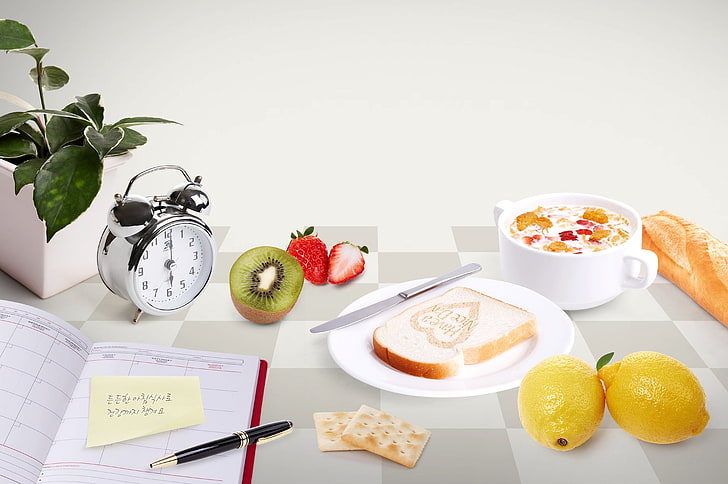 assiette en céramique blanche ronde, fleur, table, petit-déjeuner, matin, kiwi, lait, réveil, fraise, assiette, pain, poignée, couteau, tasse, craquelins, citrons, agenda, pain grillé, Fond d'écran HD