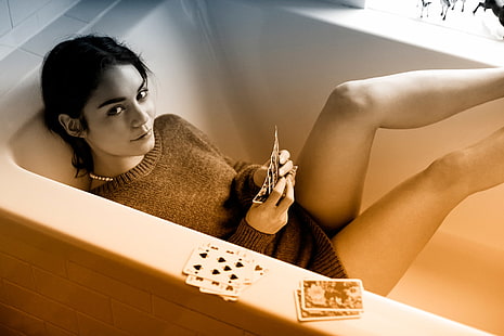 Vanessa Hudgens, sfumatura, carte da gioco, vasca da bagno, maglione, donne, Sfondo HD HD wallpaper
