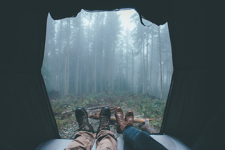 Zwei Paar schwarze und braune Lederstiefel, Zelt, Bäume, Urlaub, Entspannung, Stiefel, Nebel, HD-Hintergrundbild