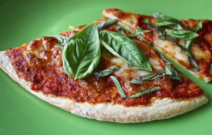 tranches de pizza, pizza, basilic, fromage, pâte de tomate, Fond d'écran HD