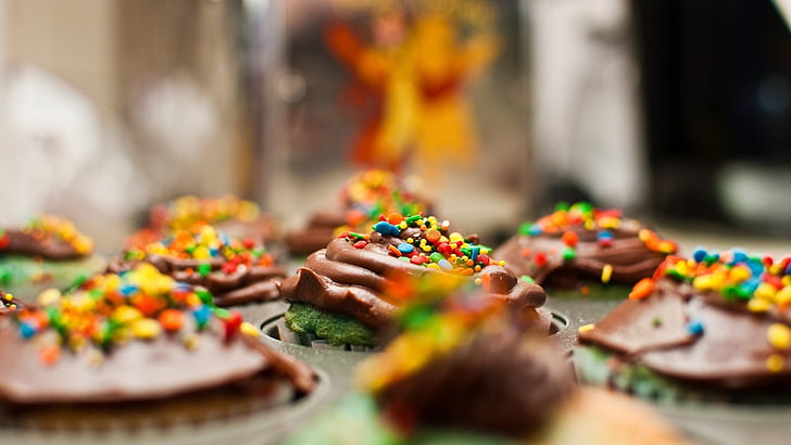 cupcakes with chocolate toppings, cupcakes, sprinkles, dessert, depth of field, HD wallpaper