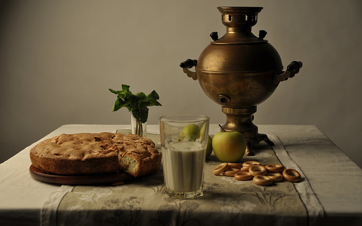 clear cut rock glass and gold samovar, samovar, apples, pie, milk, pretzels, HD wallpaper