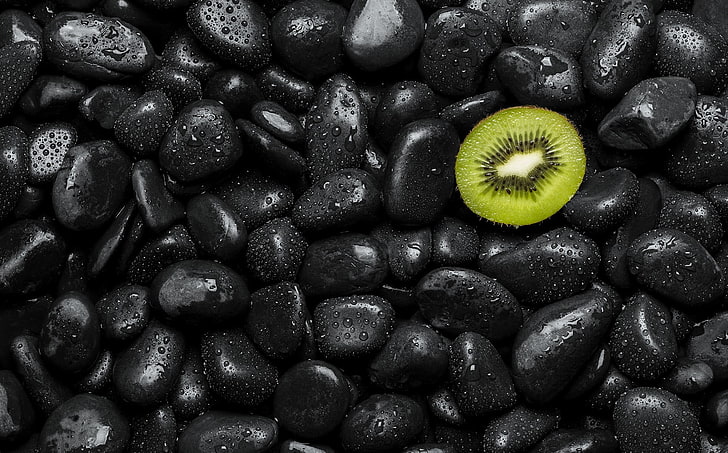 palline di plastica nere e gialle, kiwi (frutta), gocce d'acqua, pietre, frutta, Sfondo HD