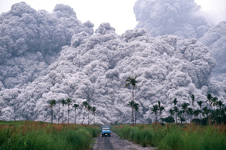 veículo azul e campo de grama, vulcão, poeira, erupções, paisagem, HD papel de parede