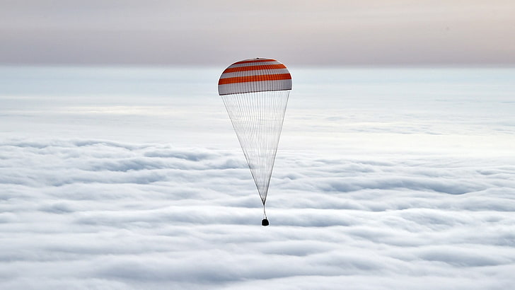 pára-quedas de listra vermelha e branca, Roscosmos State Corporation, NASA, Soyuz, pára-quedas, nuvens, Roscosmos, HD papel de parede