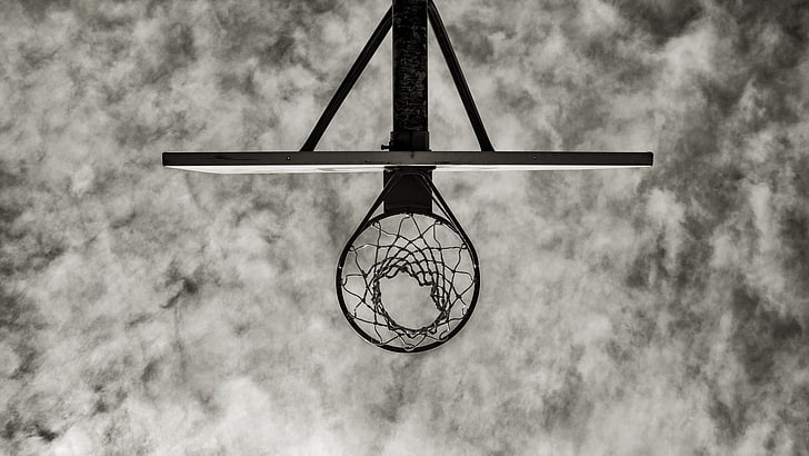 طوق كرة السلة ، منظر عين الدودة ، كرة السلة ، الشباك ، السحب ، السماء ، أحادية اللون ، طوق ، تناظر ، بسيط، خلفية HD
