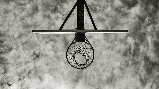 баскетбольное кольцо, взгляд червя, баскетбол, сети, облака, небо, монохромный, обруч, симметрия, просто, HD обои HD wallpaper