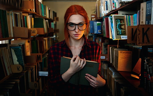 Chica de pelo rojo, pecas, gafas, biblioteca, libro de lectura, rojo, pelo, chica, pecas, gafas, biblioteca, lectura, libro, Fondo de pantalla HD HD wallpaper