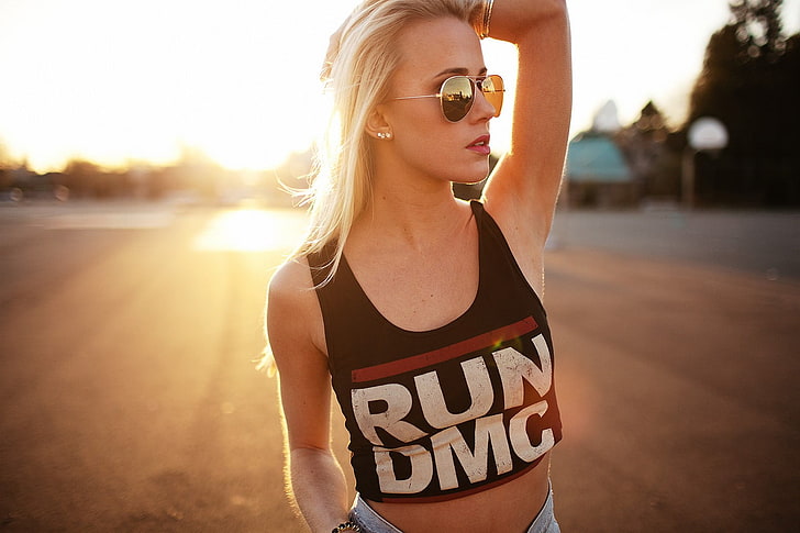 top blanco y negro Run DMC para mujer, mujer, rubia, mujer con gafas, mirando a otro lado, retrato, axilas, puesta de sol, camiseta, Fondo de pantalla HD