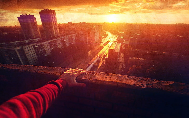 赤い袖、都市、都市の景観、日没、手、空、日光、風景、 HDデスクトップの壁紙
