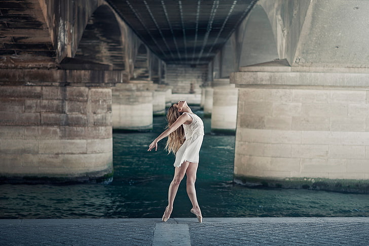 weißes ärmelloses Kleid der Frauen, Brücke, Tanz, Kleid, Anmut, Ballerina, Spitzenschuhe, HD-Hintergrundbild