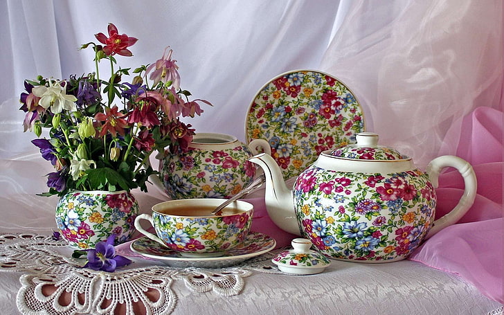 théière en céramique florale multicolore, tasse et soucoupe, tasse, théière, thé, ustensiles de cuisine, nature morte, Fond d'écran HD