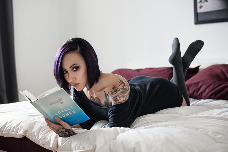 vestido negro de manga larga para mujer, mujer, medias negras, tatuaje, piernas arriba, libros, en la cama, Fondo de pantalla HD
