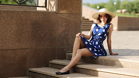 Murat Kuzhakhmetov, escaliers, jambes, robe, femmes en plein air, modèle, chapeau, urbain, femmes, robe bleue, Fond d'écran HD HD wallpaper